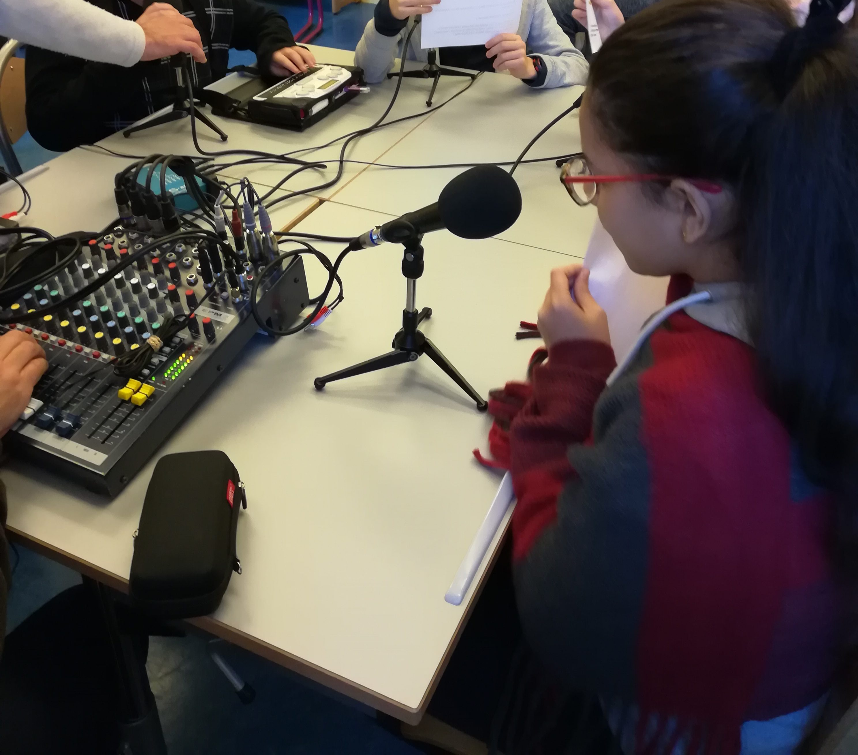 Les élèves sont installés autour du studio de radio
